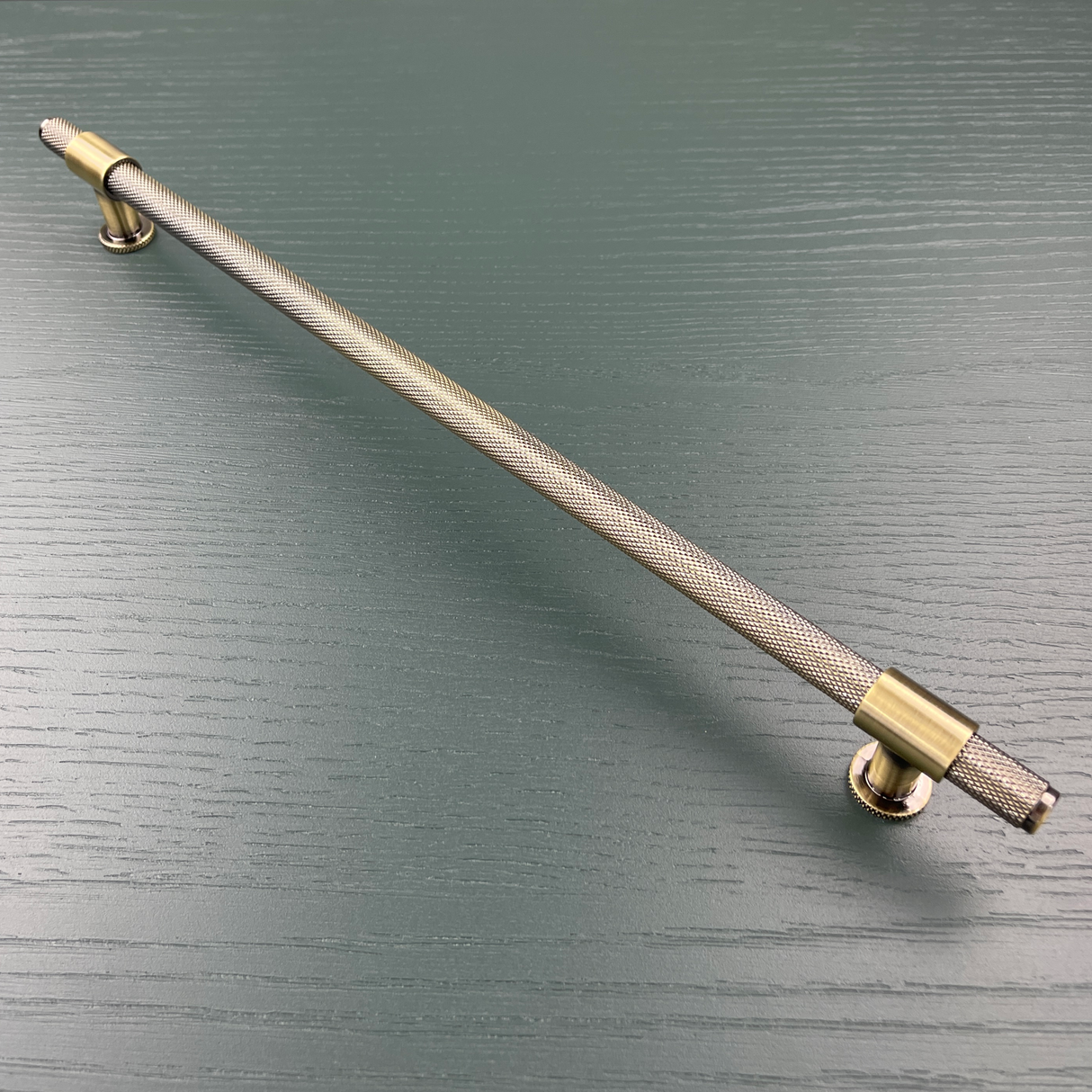 CHELMSFORD, Knurled Bar Handle